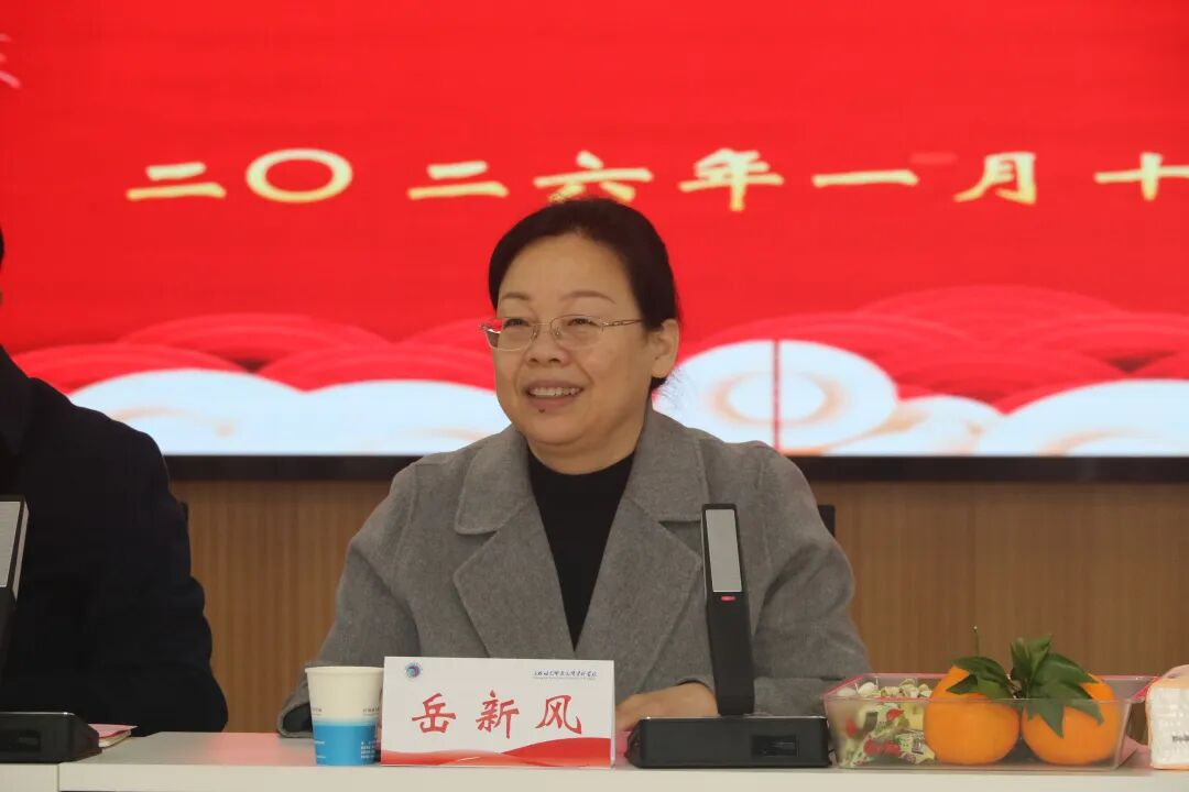 耕耘结硕果,岁月铸荣光——bat365举行荣誉退休仪式(图4) 耕耘结硕果,岁月铸荣光——bat365举行荣誉退休仪式(图4)