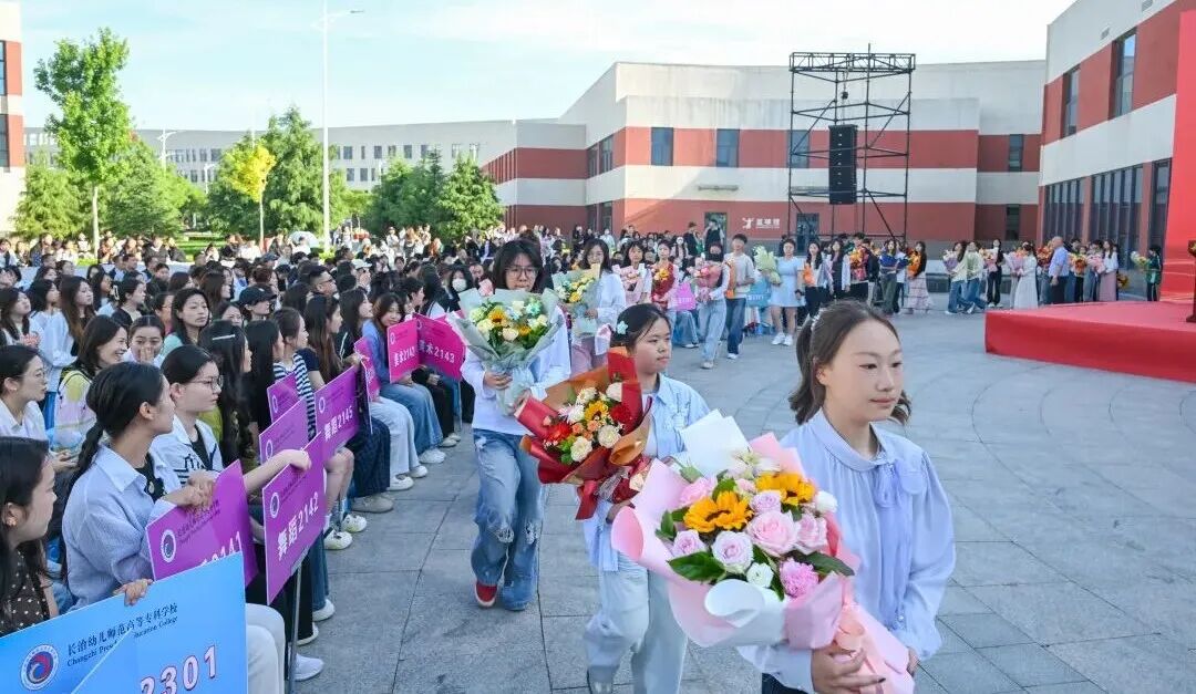 砺行开新程 笃行向远方——bat365举行2026届毕业典礼仪式(图7) 砺行开新程 笃行向远方——bat365举行2026届毕业典礼仪式(图7)