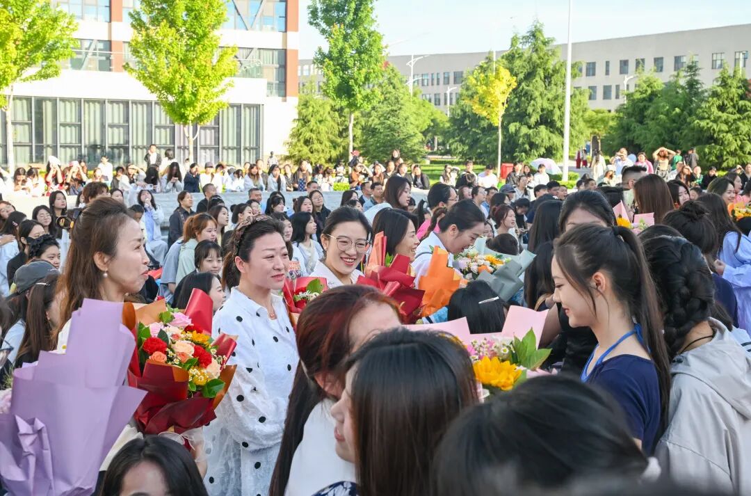 砺行开新程 笃行向远方——bat365举行2026届毕业典礼仪式(图10) 砺行开新程 笃行向远方——bat365举行2026届毕业典礼仪式(图10)